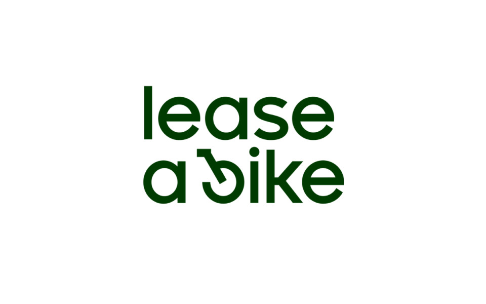 "Lease a Bike"-Markenlogo mit dunkelgrünem Text und einem in den Buchstaben 'b' integrierten Fahrradsymbol.